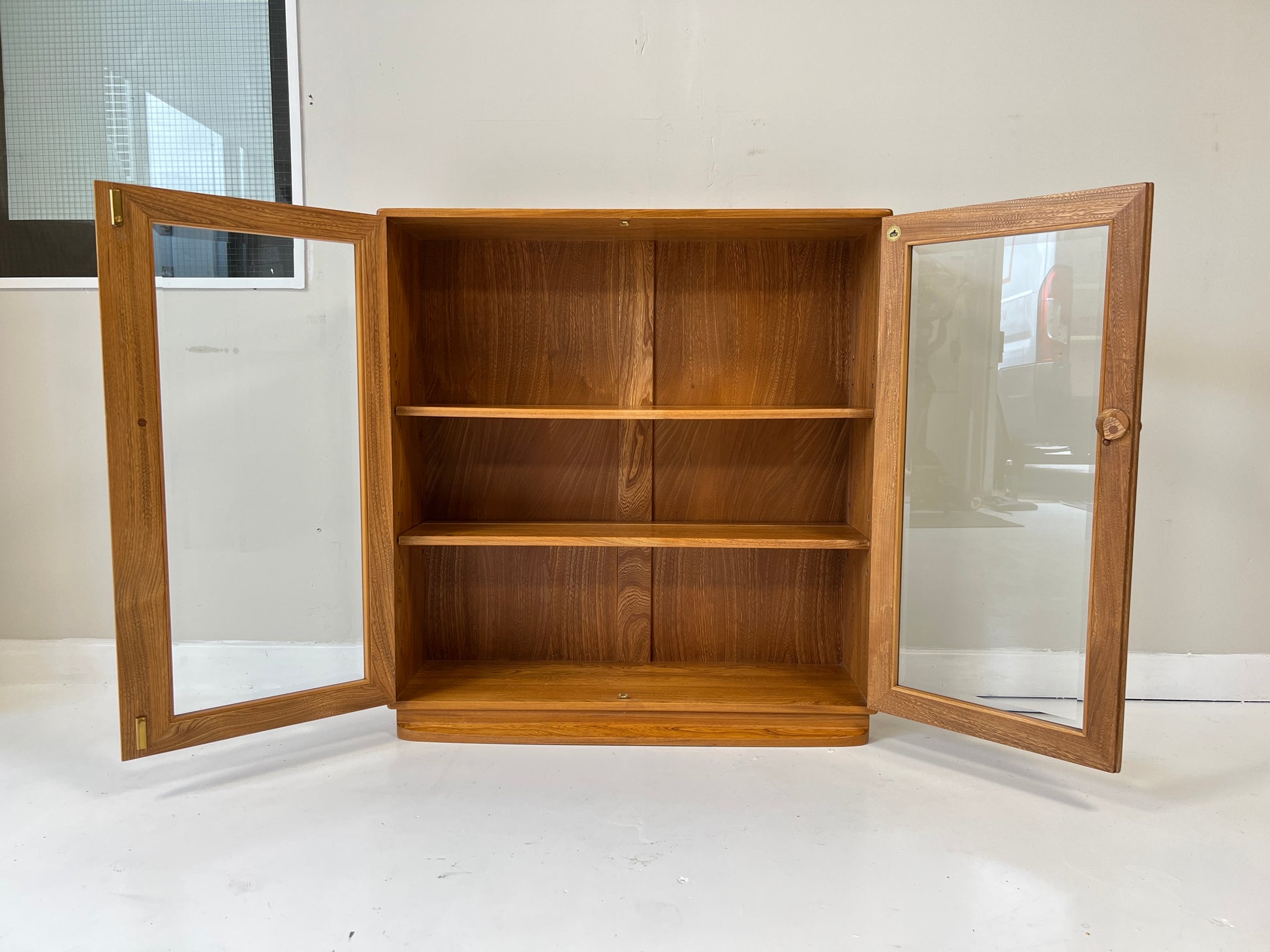 Ercol 810, Glazed Display Cabinet With 2 Shelves