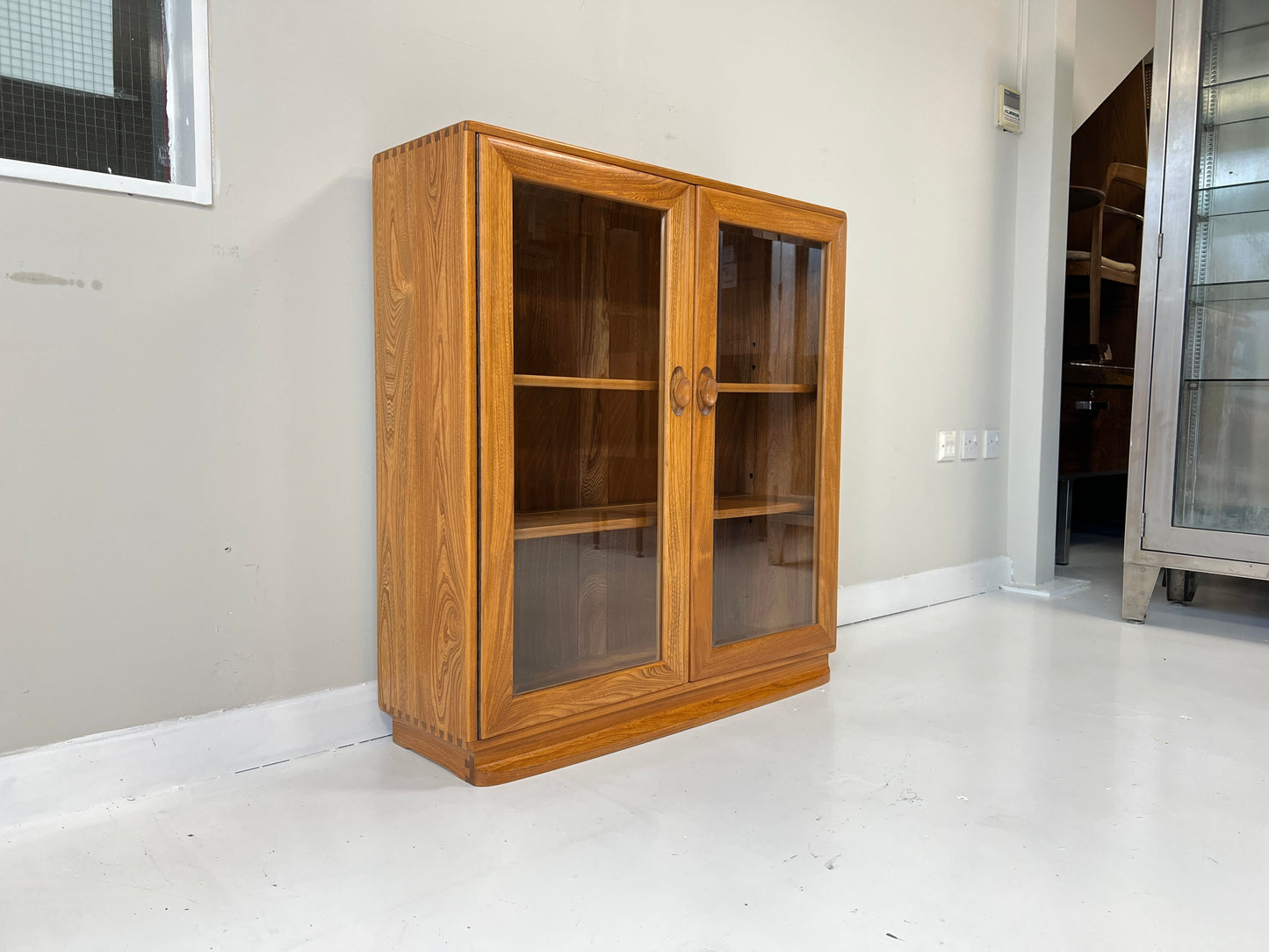 Ercol 810, Glazed Display Cabinet With 2 Shelves