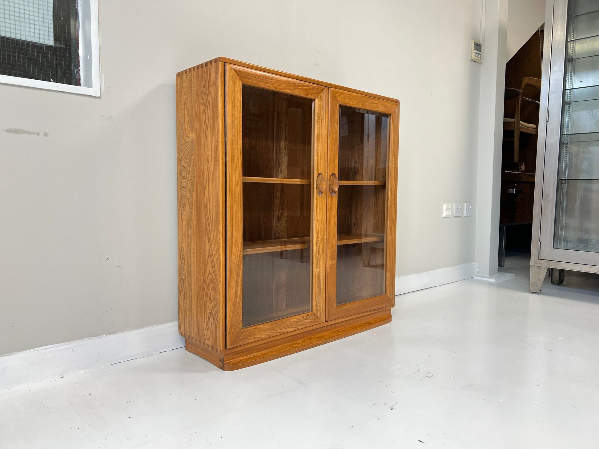 Ercol 810, Glazed Display Cabinet With 2 Shelves