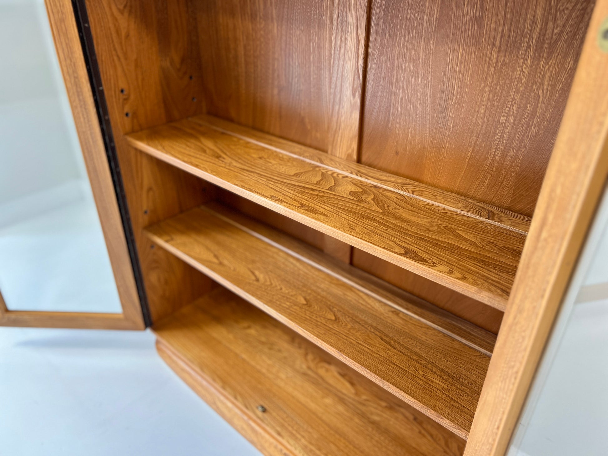 Ercol 810, Glazed Display Cabinet With 2 Shelves