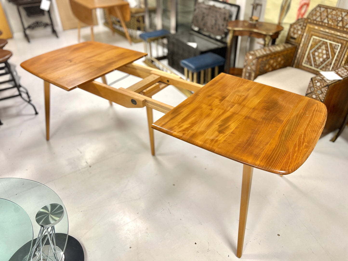 Ercol 444, Grand Windsor Elm Extending Dining Table