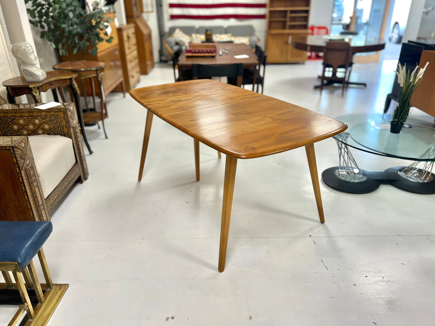Ercol 444, Grand Windsor Elm Extending Dining Table