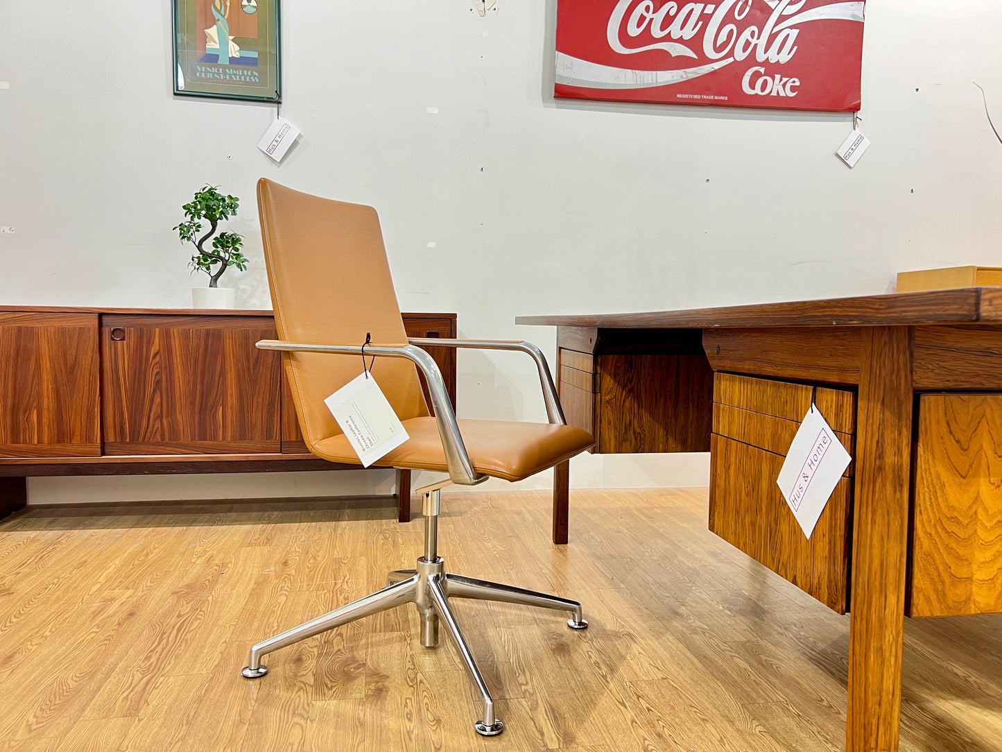Brunner, Fina Leather Swivel Chair