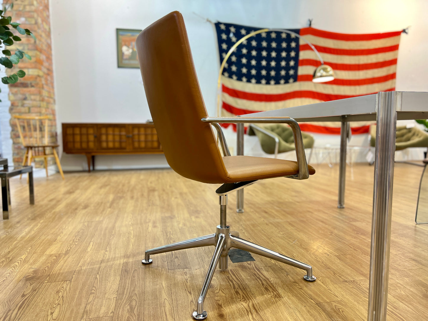 Brunner, Fina Leather Swivel Chair