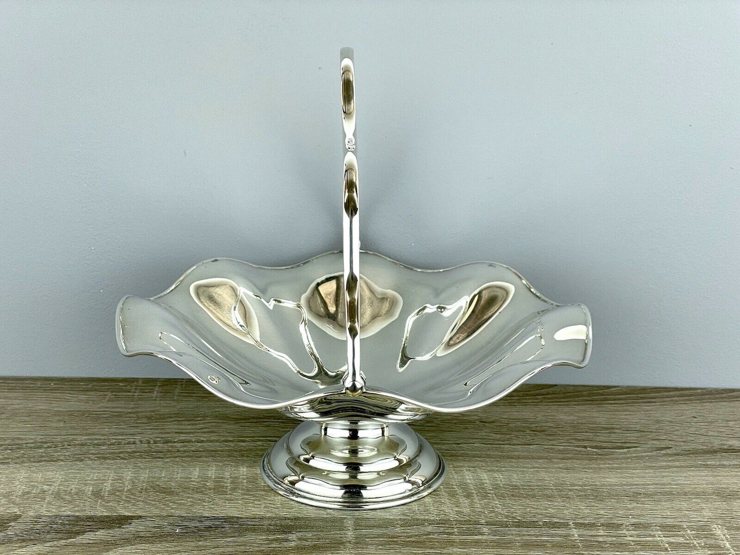A Large Silver Fruit Bowl / Basket By Joseph Rodgers & Sons, Sheffield 1907