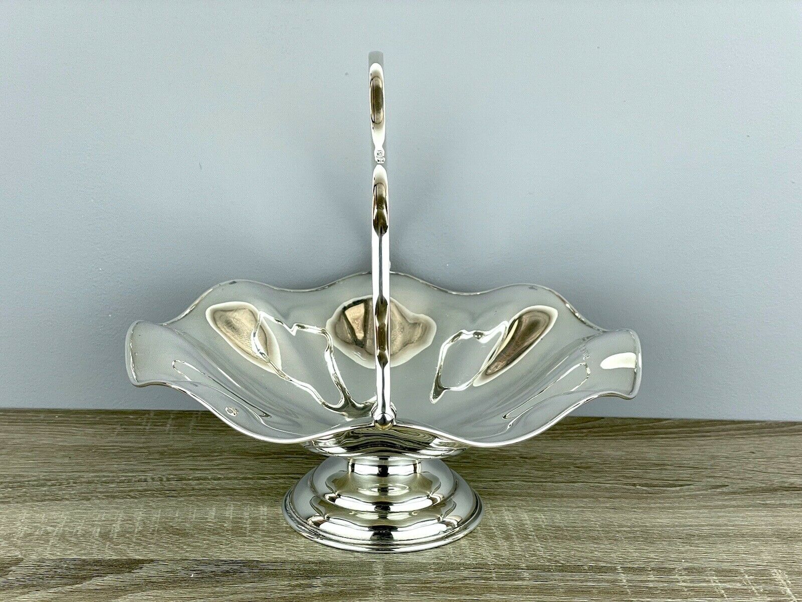 A Large Silver Fruit Bowl / Basket By Joseph Rodgers & Sons, Sheffield 1907