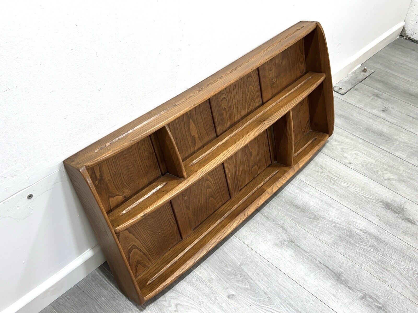 Ercol Model 386, Mid Century Elm Wall Mounted Plate Rack