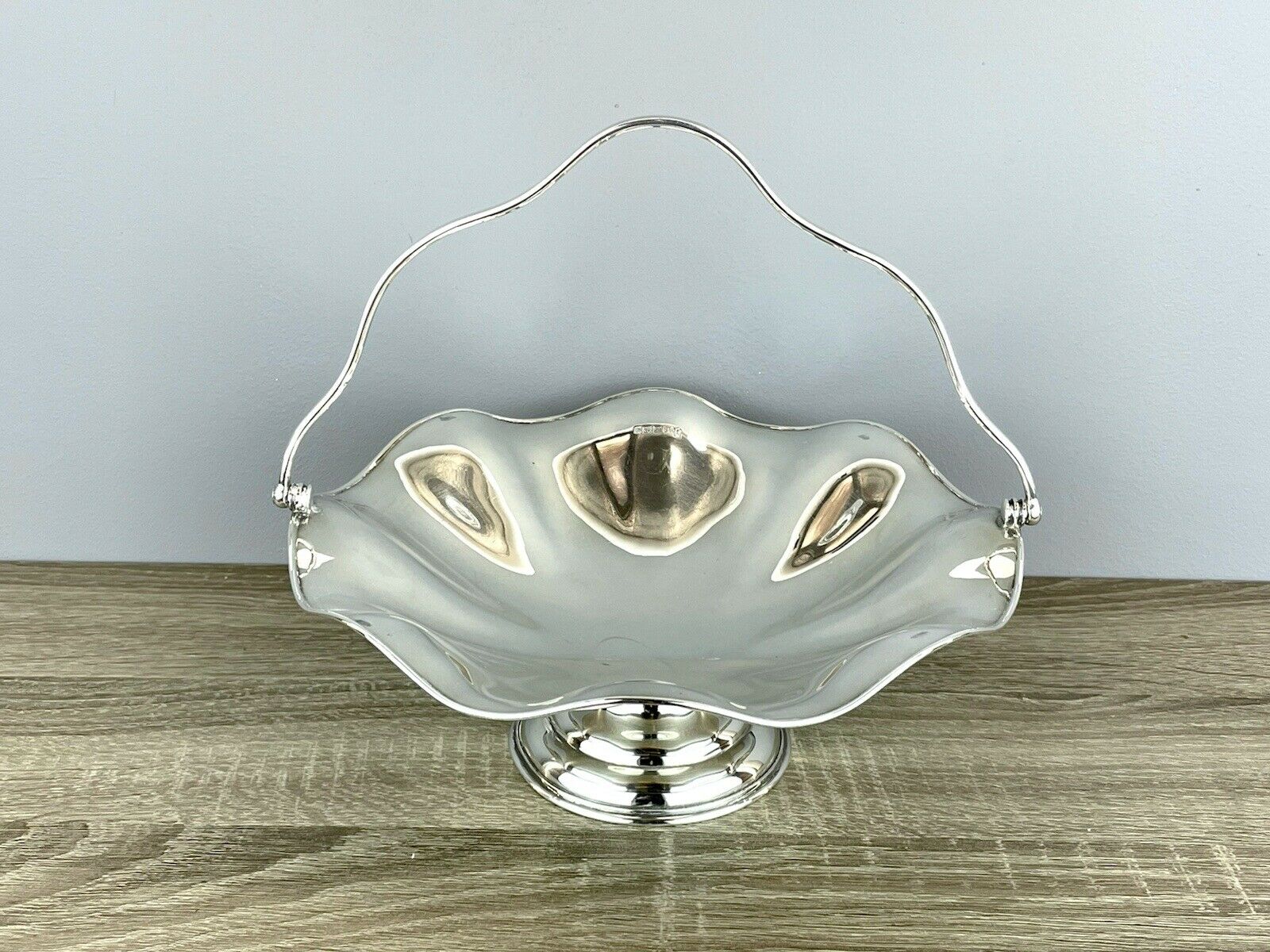 A Large Silver Fruit Bowl / Basket By Joseph Rodgers & Sons, Sheffield 1907