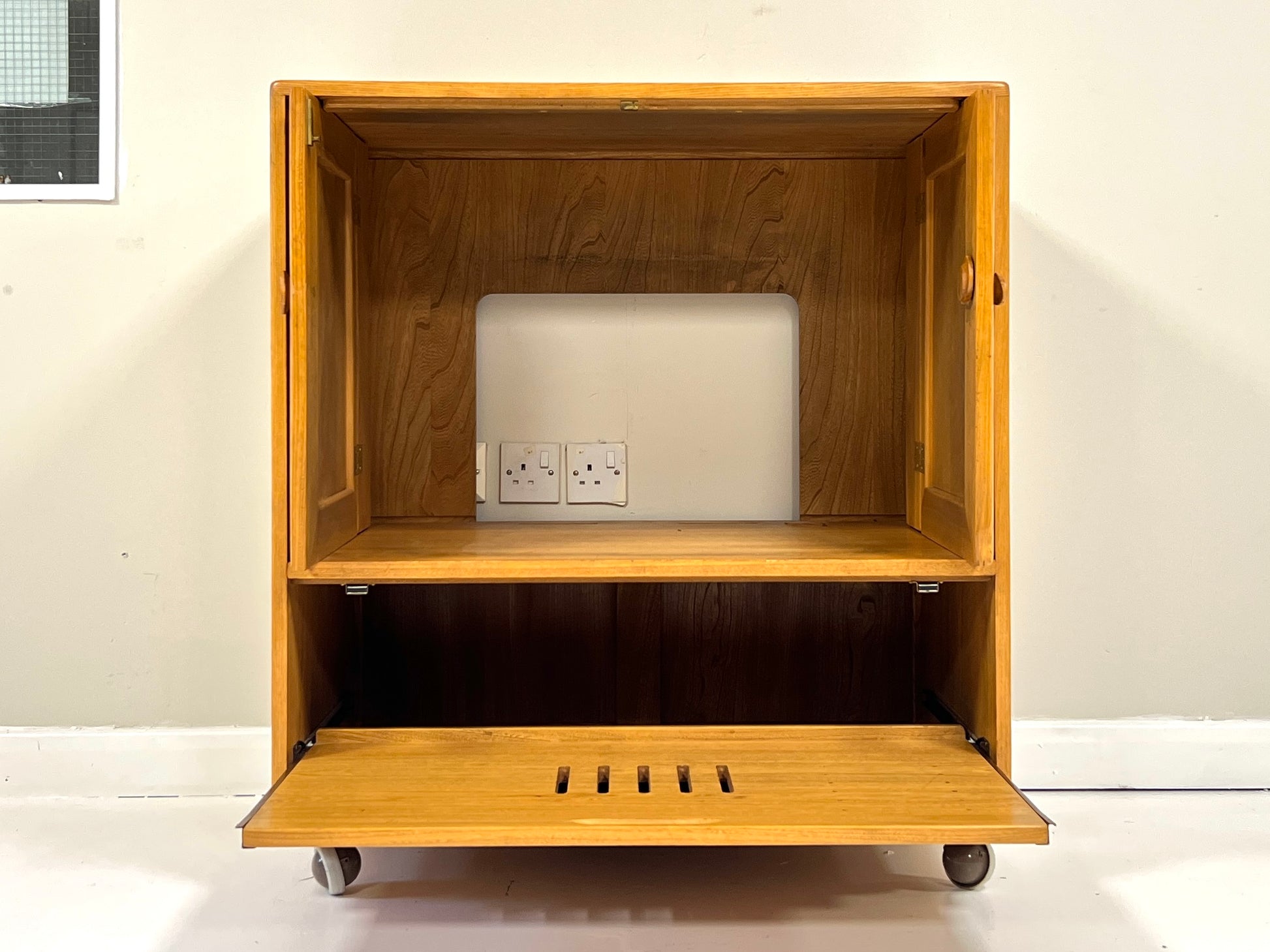 Ercol 845, Vintage TV Unit / Stand