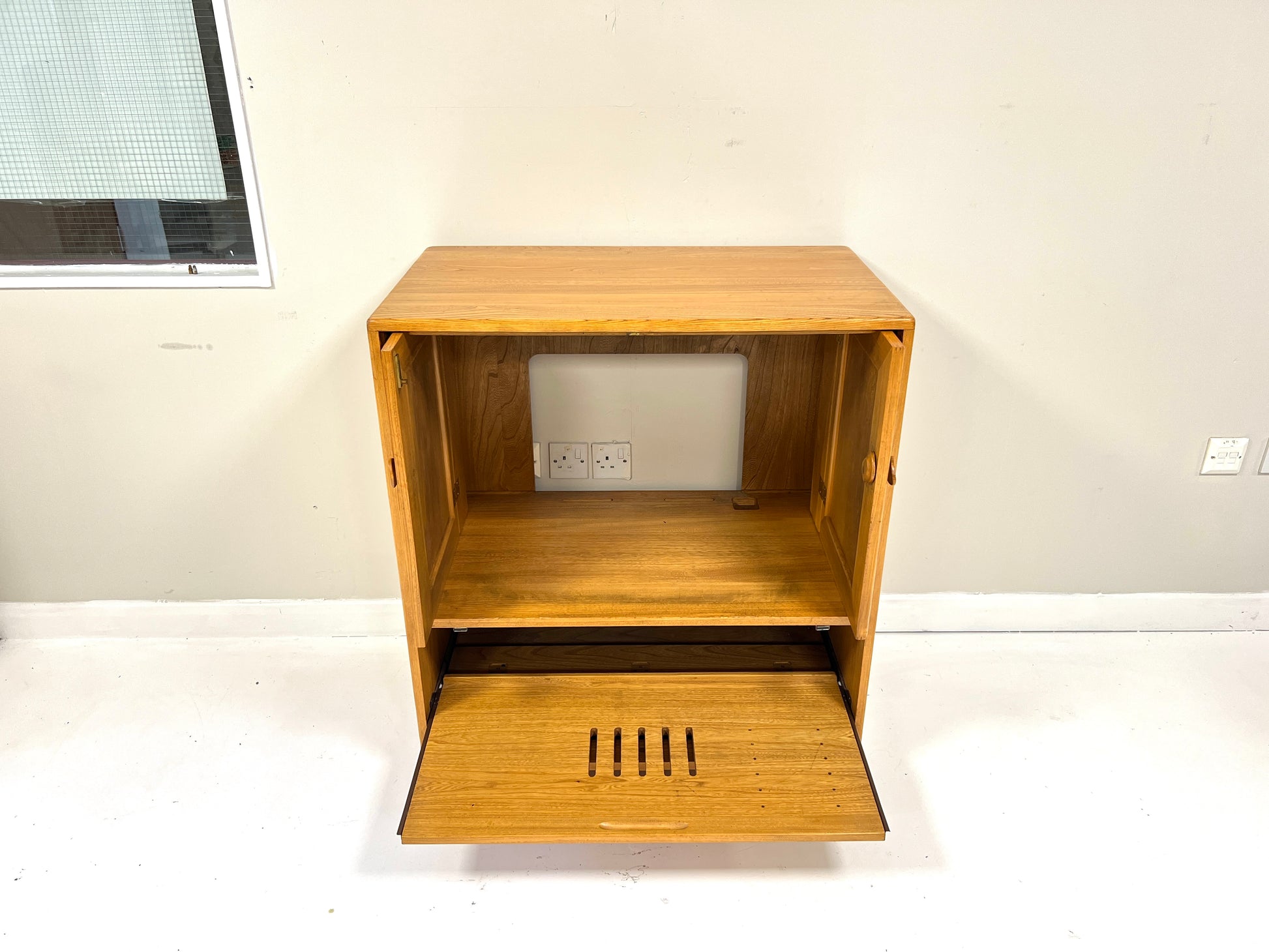 Ercol 845, Vintage TV Unit / Stand