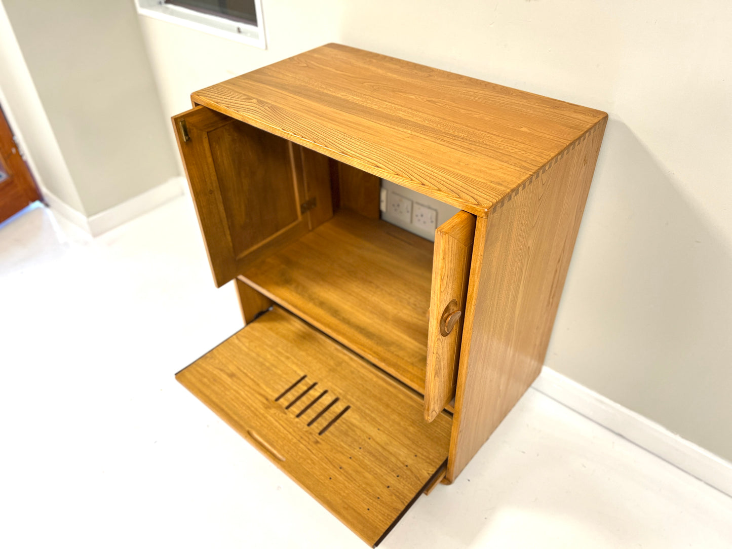 Ercol 845, Vintage TV Unit / Stand