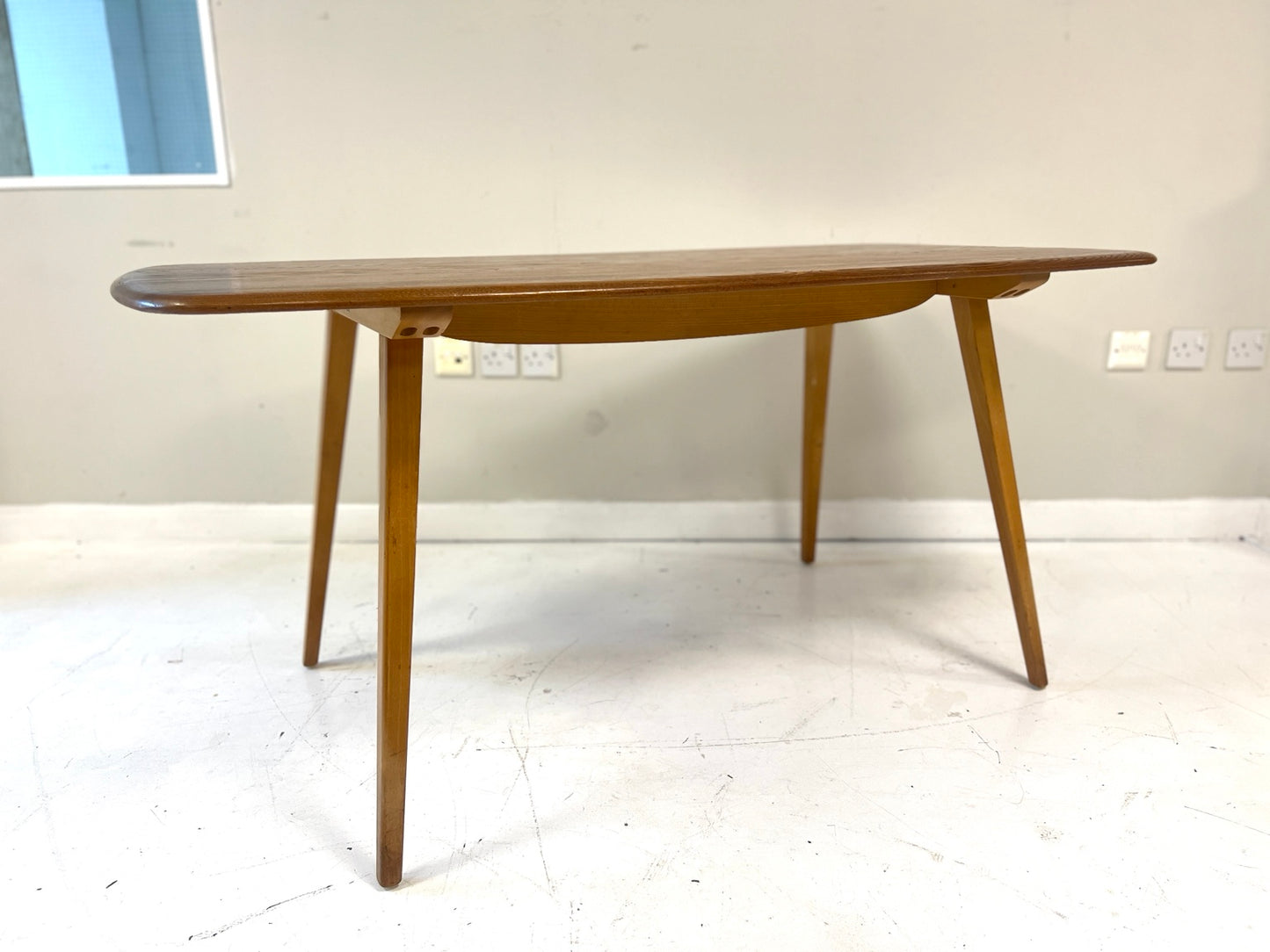 Ercol 382 dining table side view showing legs