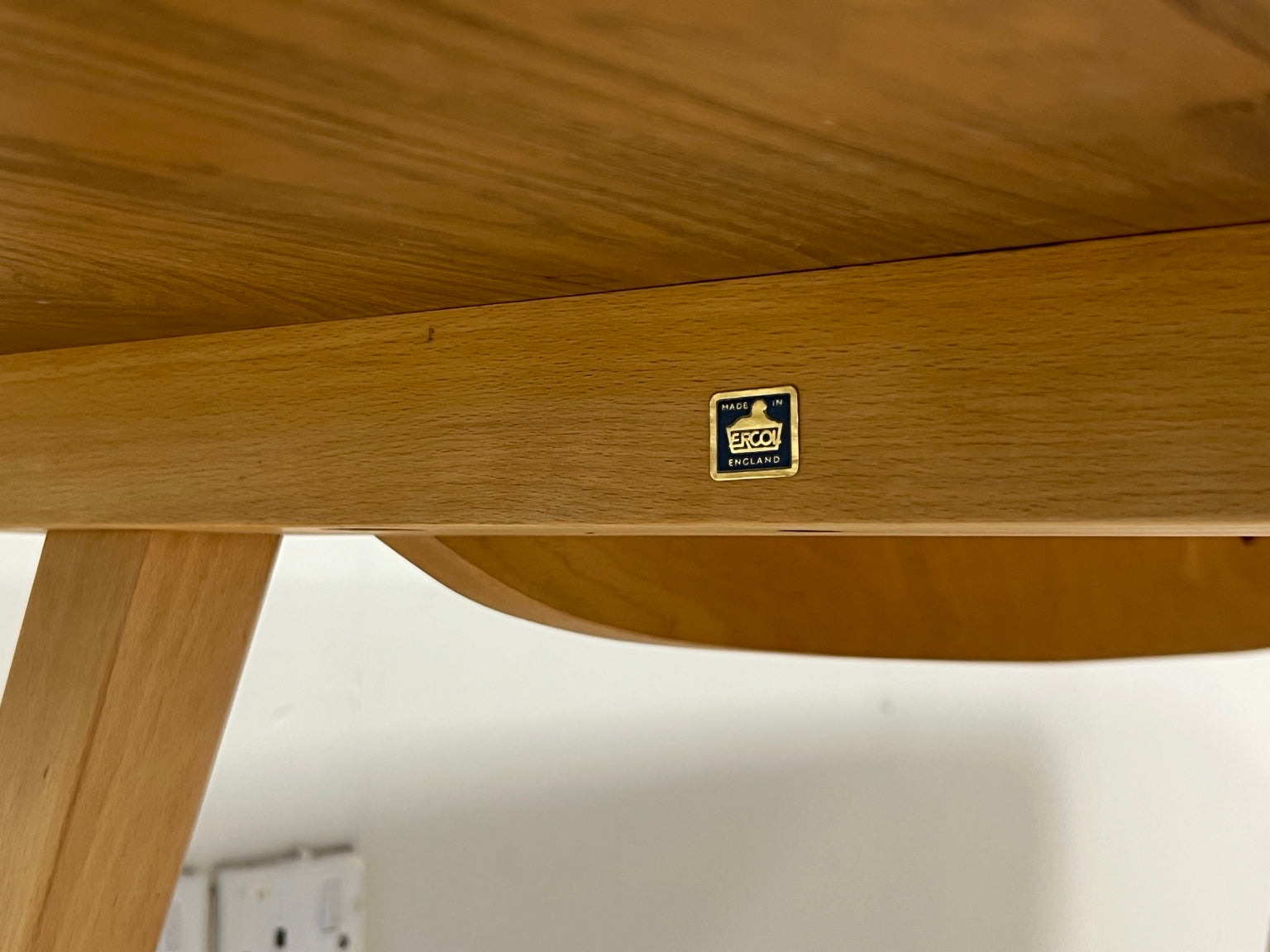 Ercol 382 dining table blue label detail