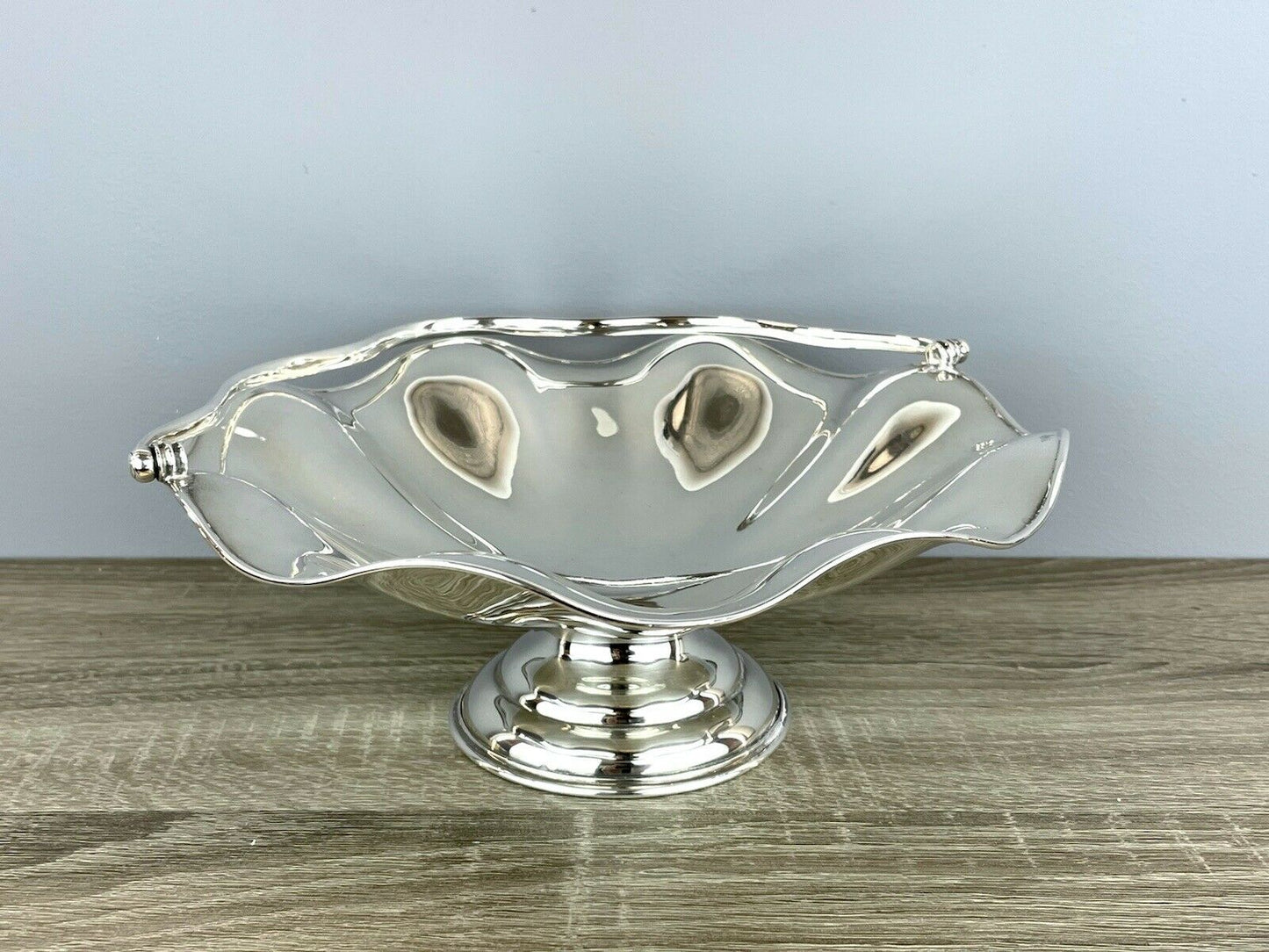 A Large Silver Fruit Bowl / Basket By Joseph Rodgers & Sons, Sheffield 1907