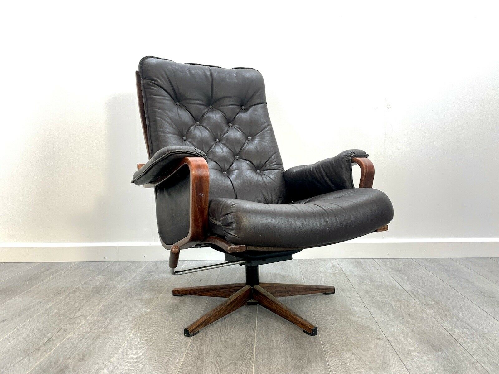 Westnofa Style, Brown Leather Recliner Swivel Chair