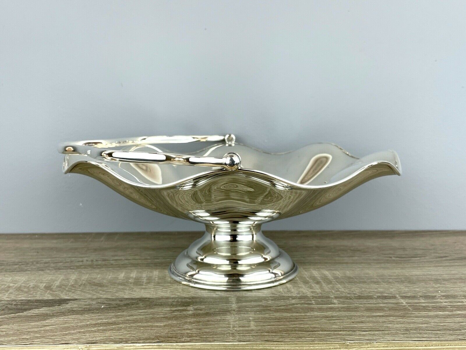 A Large Silver Fruit Bowl / Basket By Joseph Rodgers & Sons, Sheffield 1907