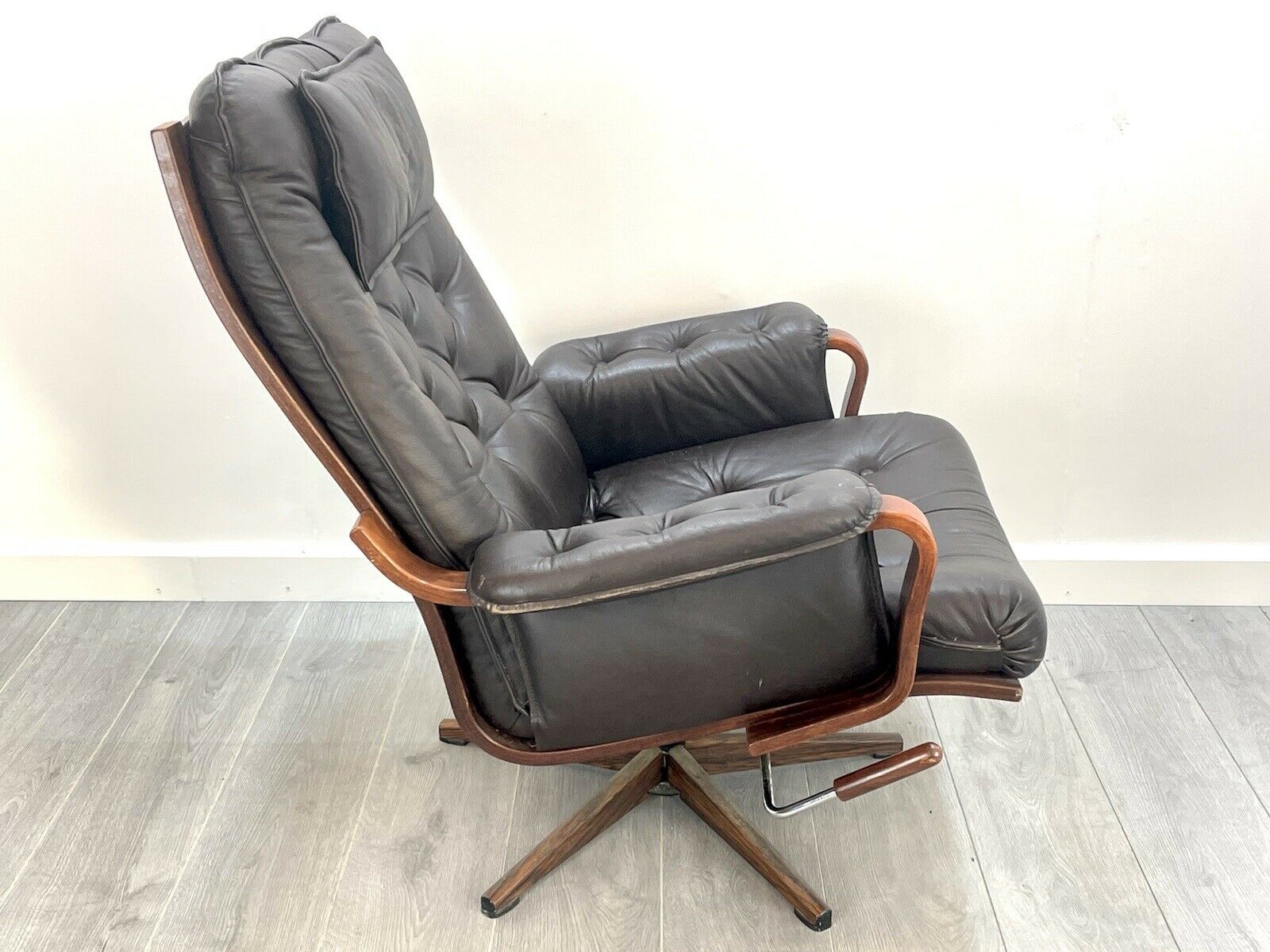 Westnofa Style, Brown Leather Recliner Swivel Chair